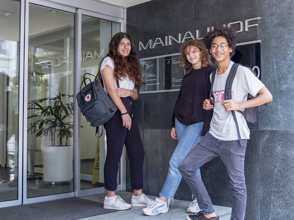 Schüler am Eingang Mainaustrasse Zürich